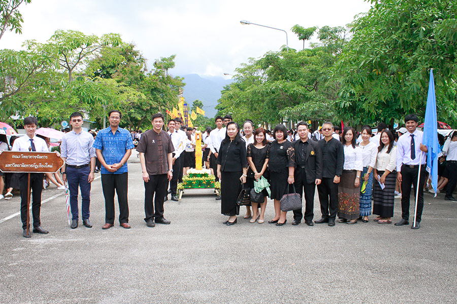 ถวายเทียนพรรษาในกิจกรรมวิทยาการจัดการสืบสานศิลปวัฒนธรรมประเพณีเข้าพรรษา