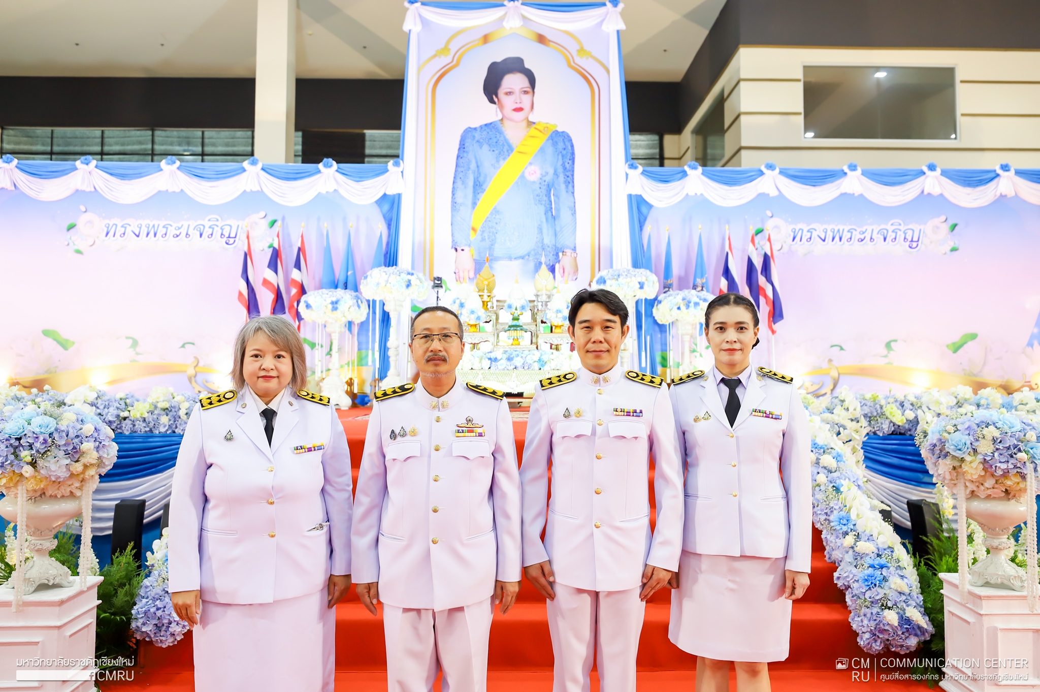 เข้าร่วมประกอบพิธีทำบุญตักบาตร เนื่องในโอกาสวันเฉลิมพระชนมพรรษาสมเด็จพระนางเจ้าสิริกิติ์ พระบรมราชินีนาถ