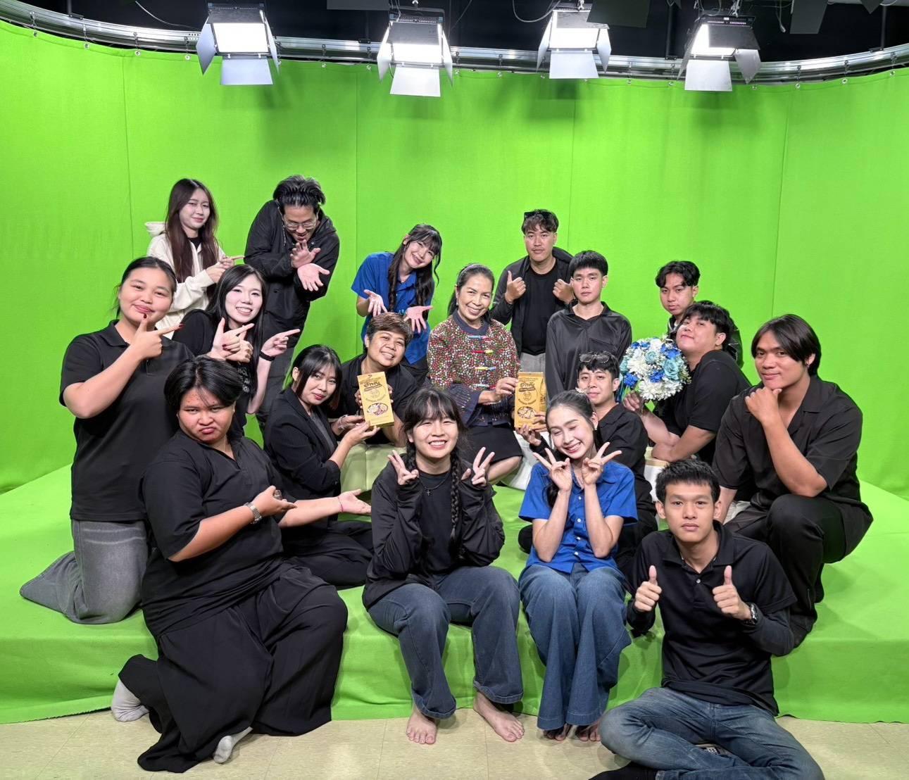ภาควิชานิเทศศาสตร์ มร.ชม. เปิดสตูดิโอต้อนรับศิษย์เก่า เยือนรั้วดำ - เหลืองบันทึกเทปรายการ 