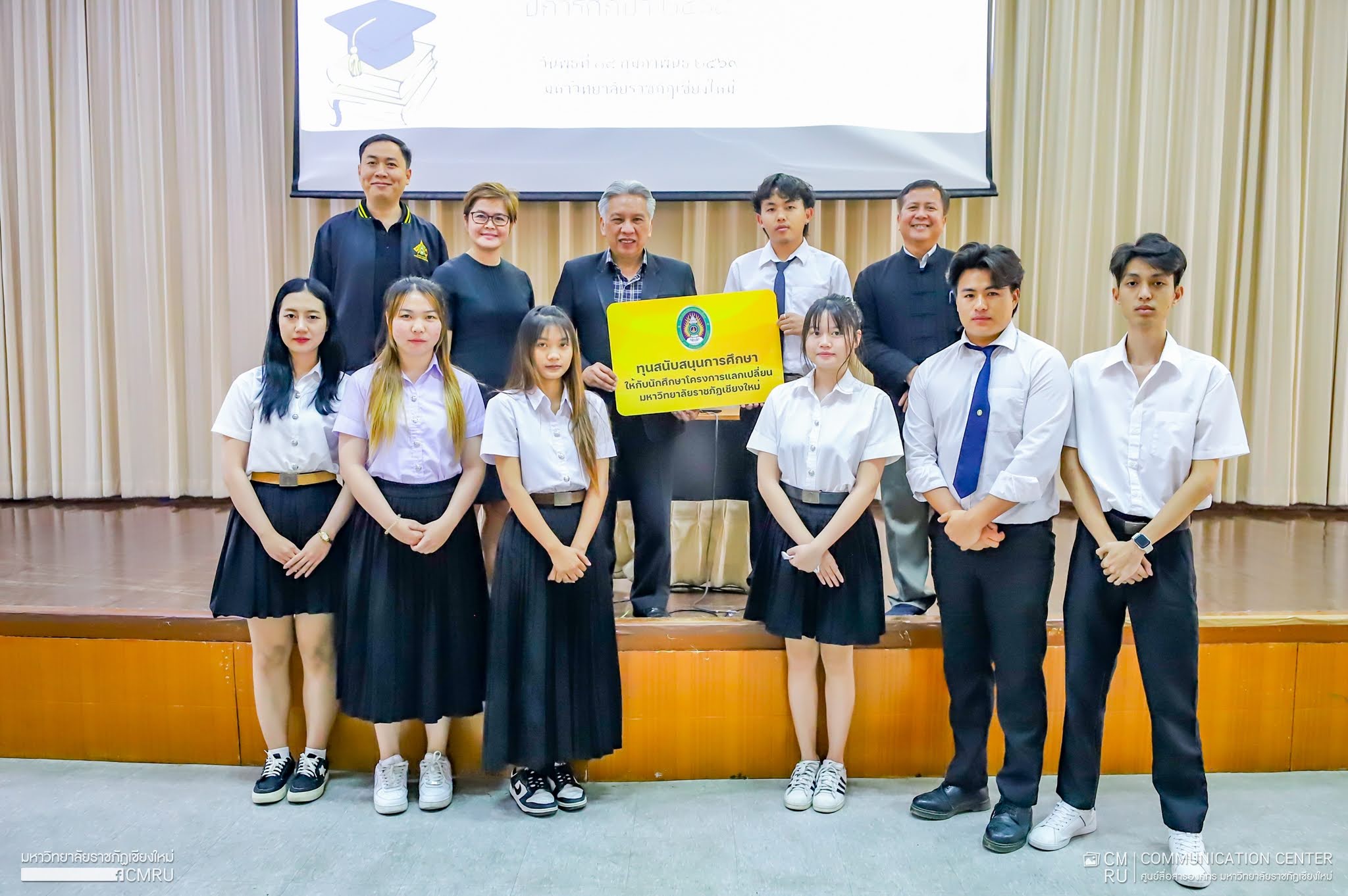 ผู้บริหารคณะร่วมพิธีปฐมนิเทศและมอบทุนการศึกษา นักศึกษาโครงการแลกเปลี่ยนนักศึกษากับมหาวิทยาลัยต่างประเทศ